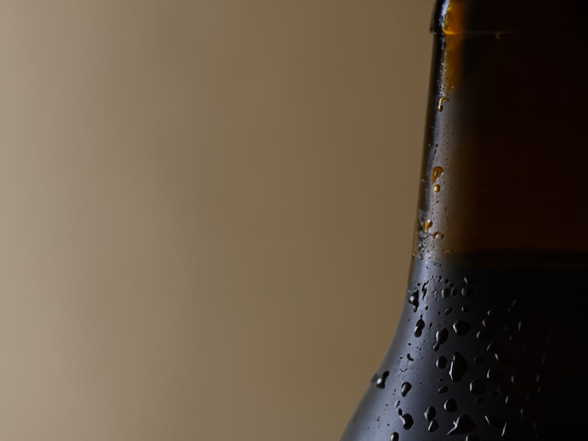 vecteezy_brown-beer-bottle-with-drops-ai-generative_35206282